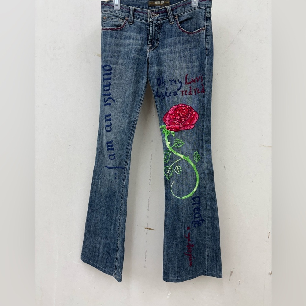 Switch USA “I’m an island” Embroidered Blue Jeans size 27 (measure 30X33)